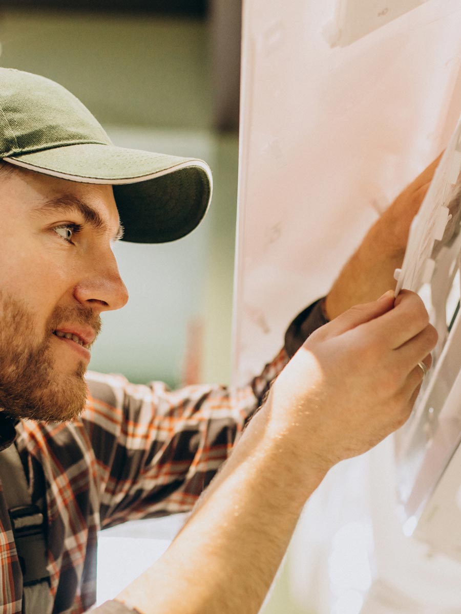 hvac-technician-on-site-new-jersey-fast-AC-repair-near-me-in-Monmouth, Technician diagnosing uneven airflow problem in Rumson living room during summer cooling service